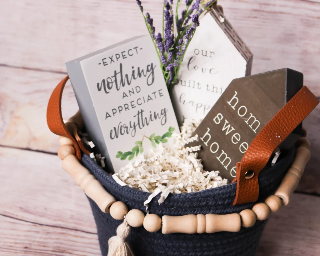 biały wypełniacz dekoracyjny w pudełku prezentowym